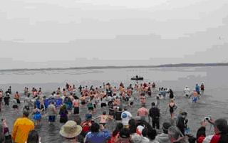 Plungers for the 2009 Popsicle Plunge make their way in tho the 29 degree water Plungers for the 2009 Popsicle Plunge make their way in tho the 29 degree water